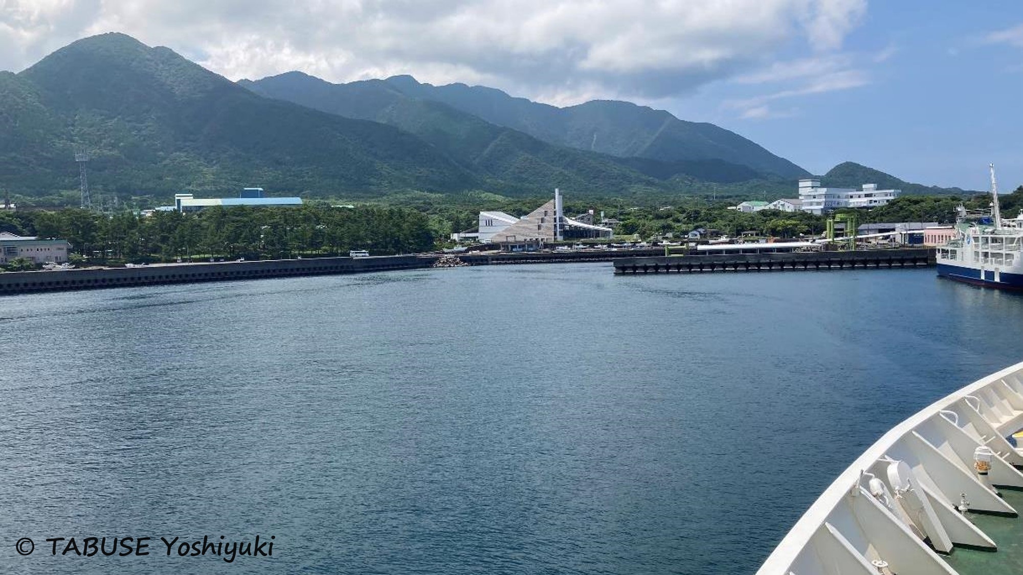 「洋上アルプス」と称される屋久島<br>宮之浦港から臨む屋久島の様子。